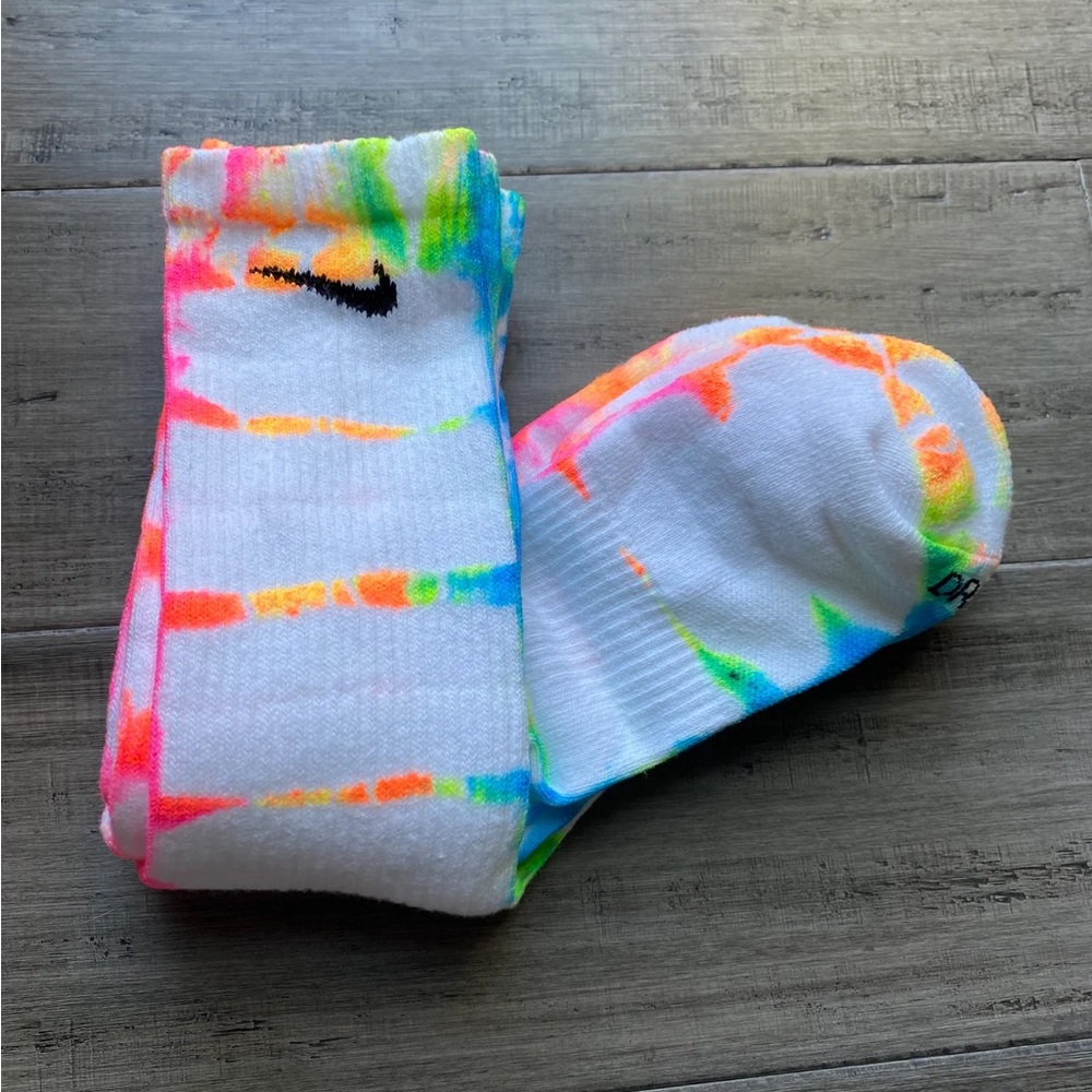 WHITE NIKE UNISEX CREW SOCKS
NEON RAINBOW COLOR TIE-DYE - Picture 4 of 4